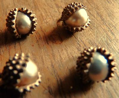 4 petits boutons ancien laiton perle iris� bogue de ch�taigne Art Nouveau � 1 cm
