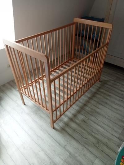 Lit b�b� � barreaux en bois beige, berceau et lit � barreaux pour b�b�