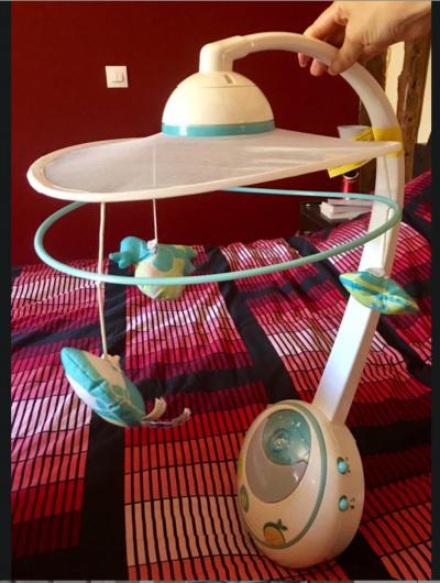 mobile b�b� de marque CHICCO, blanc et bleu avec t�l�commande en bon �tat