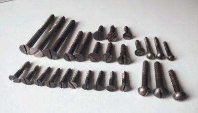 Lot d' anciennes vis � bois en acier, t�tes frais�e et ronde, assortiment de vis