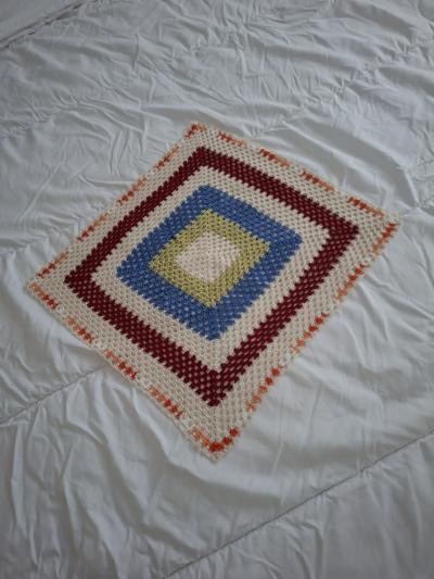 Jet� de canap� crochet patchwork g�om�trique carr� vintage multicolore fait main