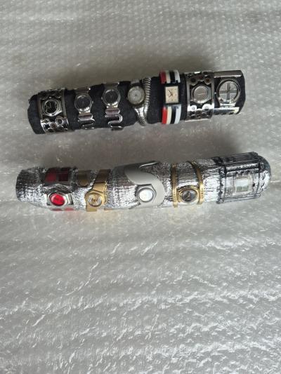 Lot 12 swatch bracelets  cuir noir-argent� rouge-blanc motifs montre strass