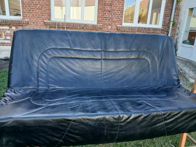 Banquette clic clac, convertible lit avec matelas de 16 cm �paisseur, propre.