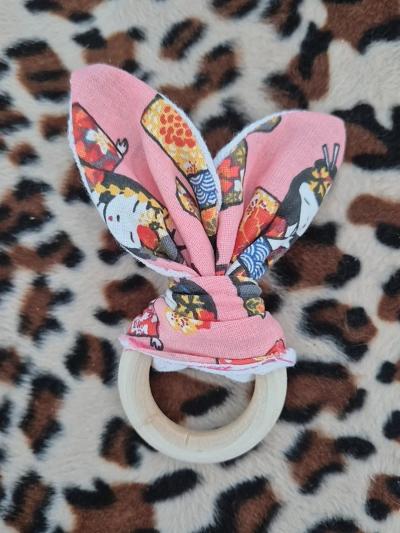 Hochet b�b� en tissu rose � motifs multicolore, anneau Bois