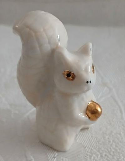 F�ve   longwy porcelaine �cureuil blanc dor� Collection 2012 Animaux en  �maux