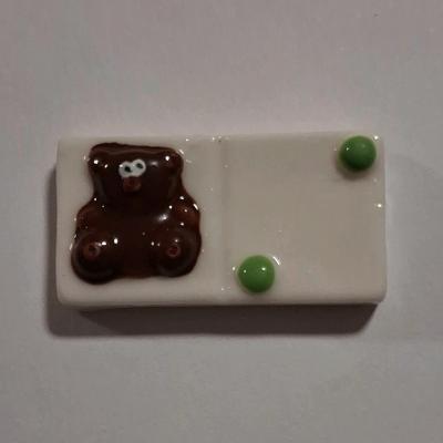 F�ve fantaisie plaque blanche ourson-ours marron, points verts, brillant