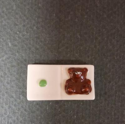 F�ve fantaisie plaque blanche ourson-ours marron point vert, brillant, 1 pi�ce