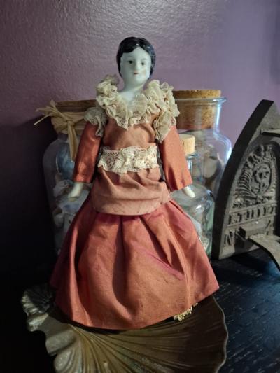 Poup�e ancienne porcelaine verniss�e