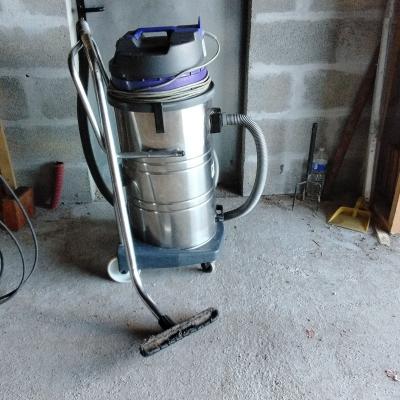 aspirateur 3 Moteurs eau et poussi�re cuve inox sur roues avec accessoires