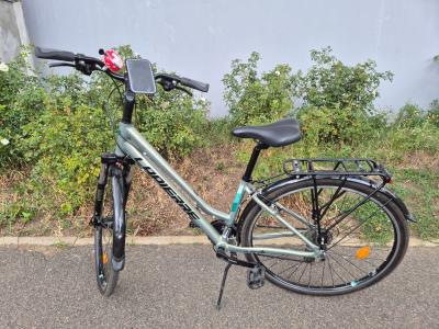 VELO DE VILLE MARQUE LAPIERRE  vert , taille S , roues 28 pouces