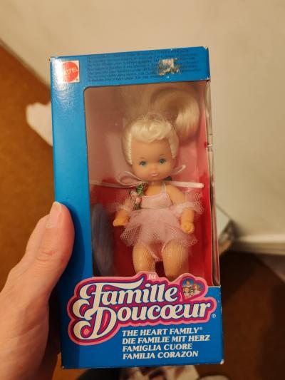 Mattel La Famille Douceur poup�e 10 cm cheveux blonds avec accessoires r�f.4806