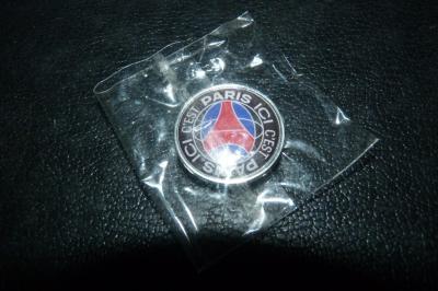 NEUF! Pin's ICI C'EST PARIS (football JO Jeux Olympiques Mascotte PSG)