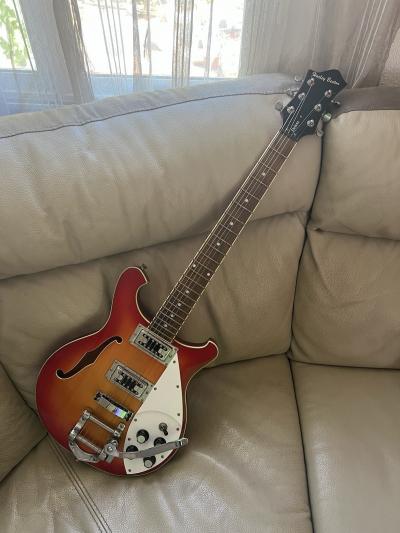 Harley Benton DLX guitare �lectrique demi caisse Sunburst 6 cordes vibrato