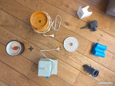 Ancien robot de cuisine Peugeot avec nombreux accessoires