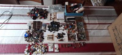 Lot cons�quent boutons anciens mercerie ceinture tissus rideaux de 1930 � 1980