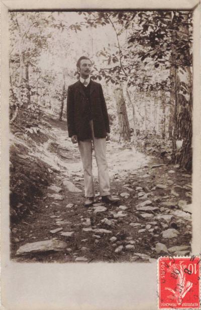 CPA PHOTOGRAPHIE HOMME ELEGANT EN COSTUME DANS LA FOR�T