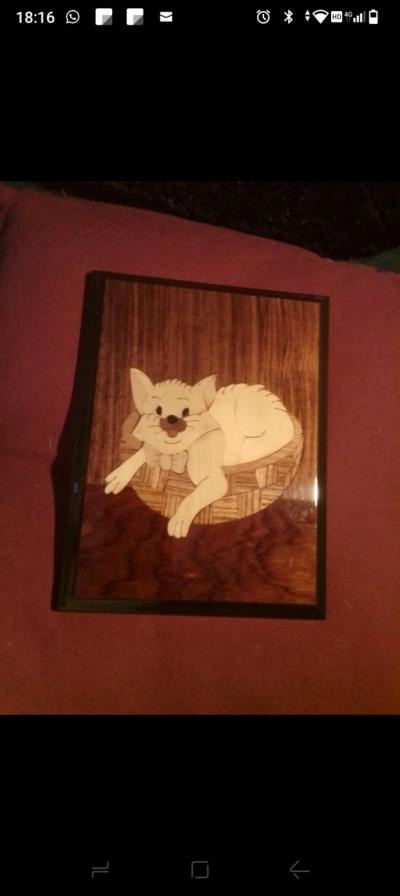 D�coration murale bois marqueterie chat dans panier, verticale