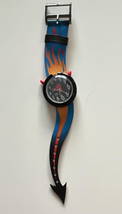 Swatch Montre bracelet analogique ronde noir, bracelet bleu motif flammes
