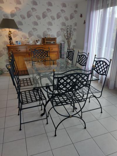 Table avec 6 chaises et 2 fauteuils