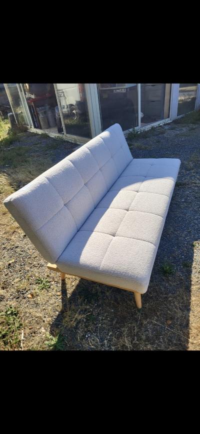 Conforama canap� en Imitation Lain 180 cm, hauteur 40 cm, pieds m�tal, capitonn�
