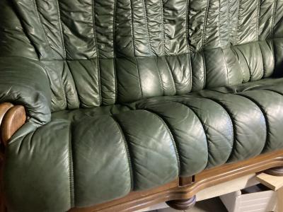 Canap� cuir vert, c�t�s-accoudoirs et base en bois marron 90x100 cm