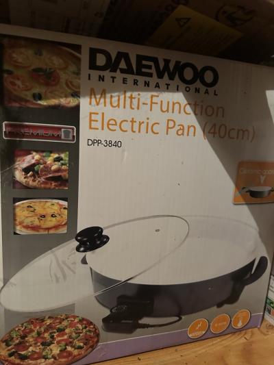 DAEWOO Po�le �lectrique multifonction 40 cm DPP 3840 noir avec couvercle