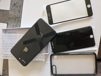 Apple iPhone 8 Plus 128 Go Noir Smartphone avec coques et �crans de protection