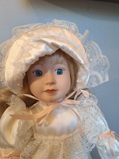 Poup�e t�te-mains en porcelaine robe blanche   Pour collection   Tr�s bon �tat.