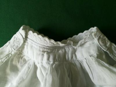 3 Anciens v�tements et 1 bavoir de poup�es   espriantik31