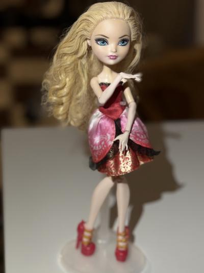 POUPEE EVER AFTER HIGH  APPLE WHITE