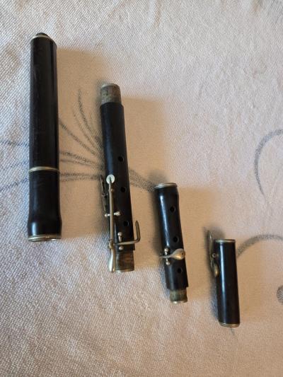 Fl�te Clarinette ancienne 4 parties corps noir, cl�s m�tal, marquage HALARY