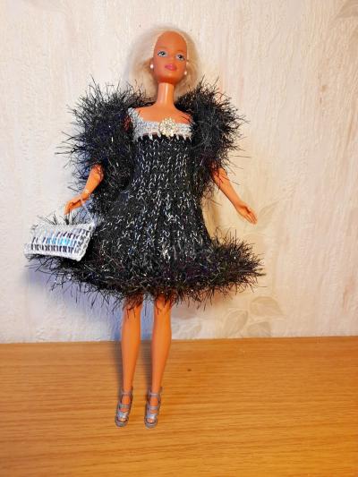 Robe en tricot noire et argent�e pour poup�e Barbie   accessoires
