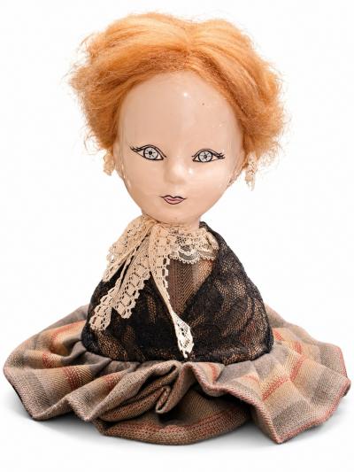 Ancienne poup�e folklorique en costume vend�en   c�ramique et textile   H. 20 cm