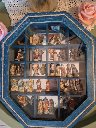 Lot 44 f�ves de collection personnages  avec vitrine