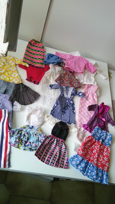 V�tements Vintage pour Poup�e Mannequin Type Barbie - Sindy-Simba .Voir photos .