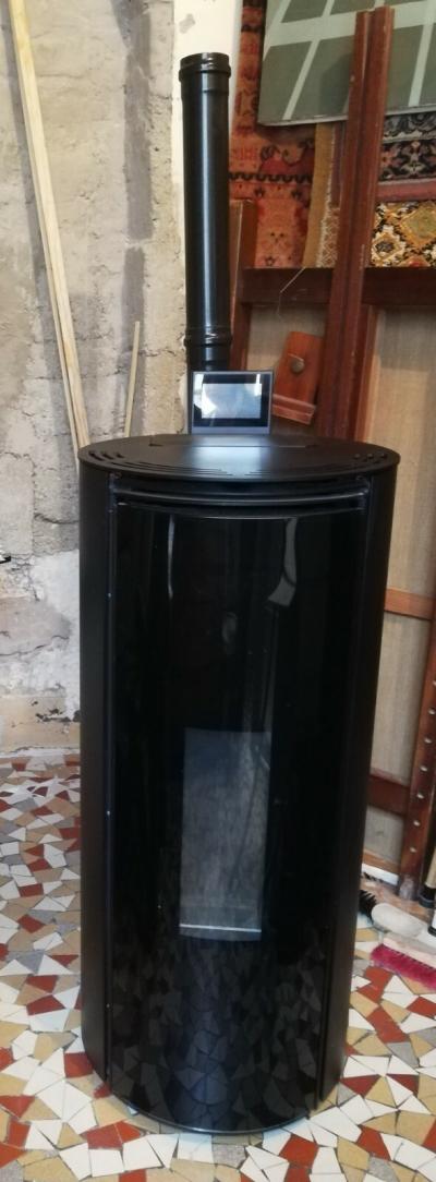 PO�LE � PELLETS- GRANULES   MOD�LE CARMELLE ACIER NOIR   6,8 kW   JAMAIS UTILISE