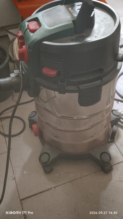 Aspirateur eau  poussi�re cuve inox filaire r�servoir argent� Sacs Accessoires