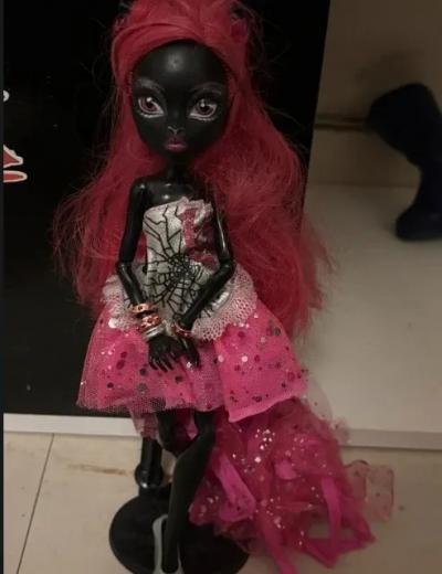 Monster High Poup�e cheveux roses robe rose paillet�e lot avec v�tements