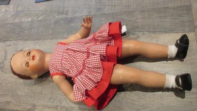 Poup�e cellulo�d avec robe Petitcollin 44cm avec m�canisme dans le dos