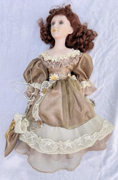 Grande poup�e de collection en porcelaine style victorien