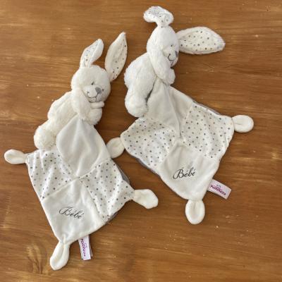 Lot 2 POMMETTE Doudou peluche lapin mouchoir blanc brod� gris B�b� pois