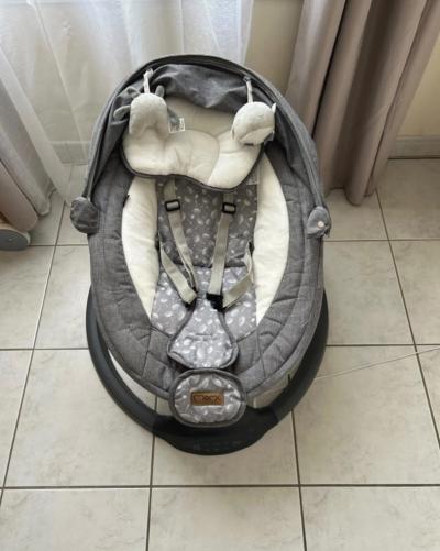 MoMi Balancelle b�b� �lectrique avec arche d'activit�s, t�l�commande, gris