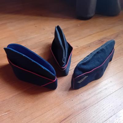 Lot de 3 calots militaires fran�ais Gendarmerie-ALAT (�poques vari�es)