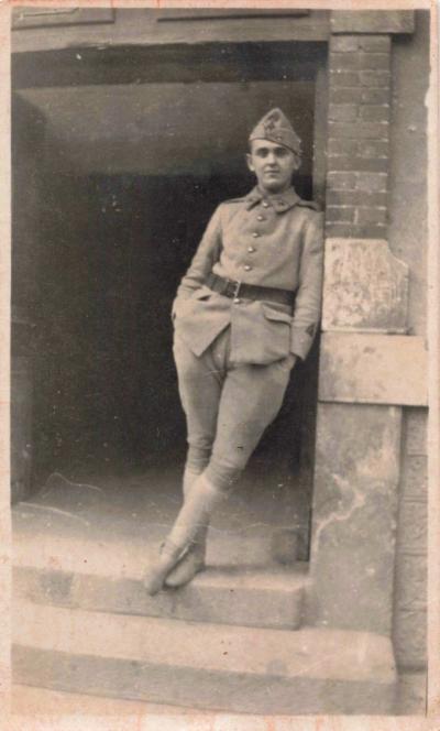 ANCIENNE PHOTOGRAPHIE MILITARIA JEUNE SOLDAT EN UNIFORME PREND LA POSE