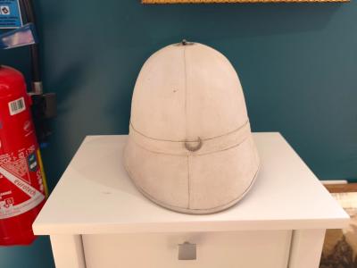 Casque colonial Pain de sucre mod�le 1886 avec croissant de lune et jugulaire