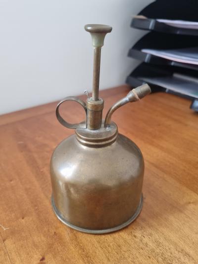 Bouteille vaporisateur m�tal dor� avec buse de pulv�risation