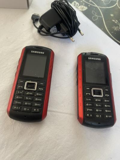 Samsung lot de 2 t�l�phones mobiles � clavier style barre rouge-noir   chargeur