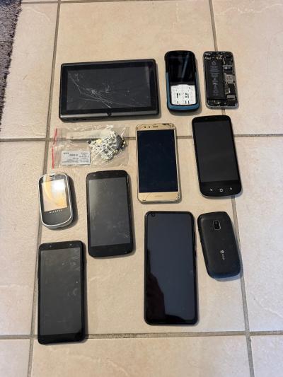 Lot de t�l�phones HS pour pi�ces ou reparation