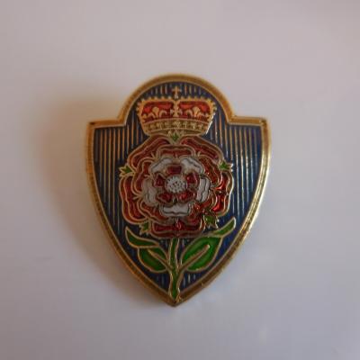 Royal Rose Crown England Vintage Gold Metal Pin N5297