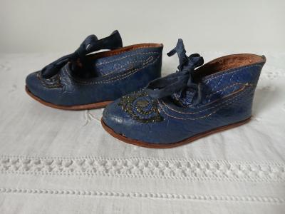Chaussures de poup�e anciennes cuir bleu, lacets rubans , semelles marron